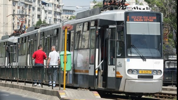 Într-un tramvai din București se va citi și asculta poezie