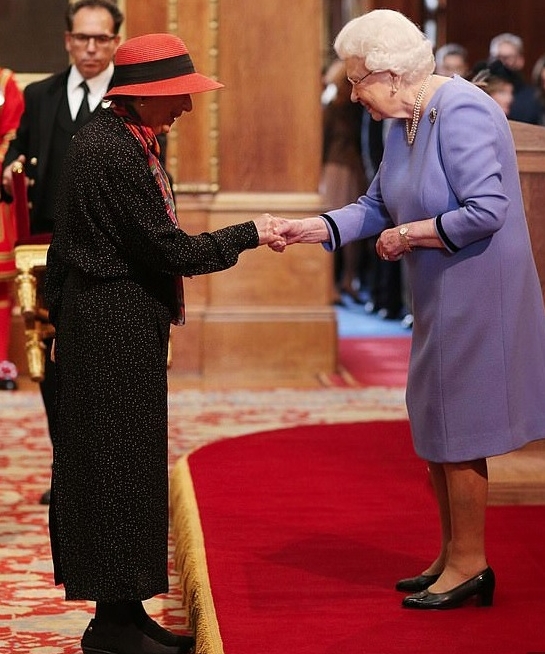 Regina Elisabeta a II-a și Margaret Atwood
