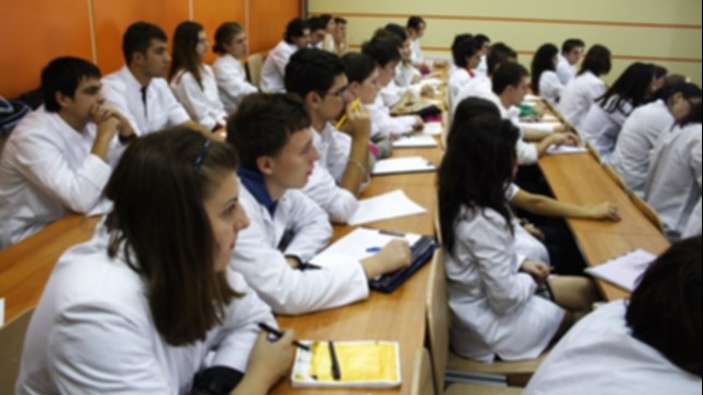 Studenţii medicinişti nemulţumiţi de reprogramarea examenului de rezidenţiat