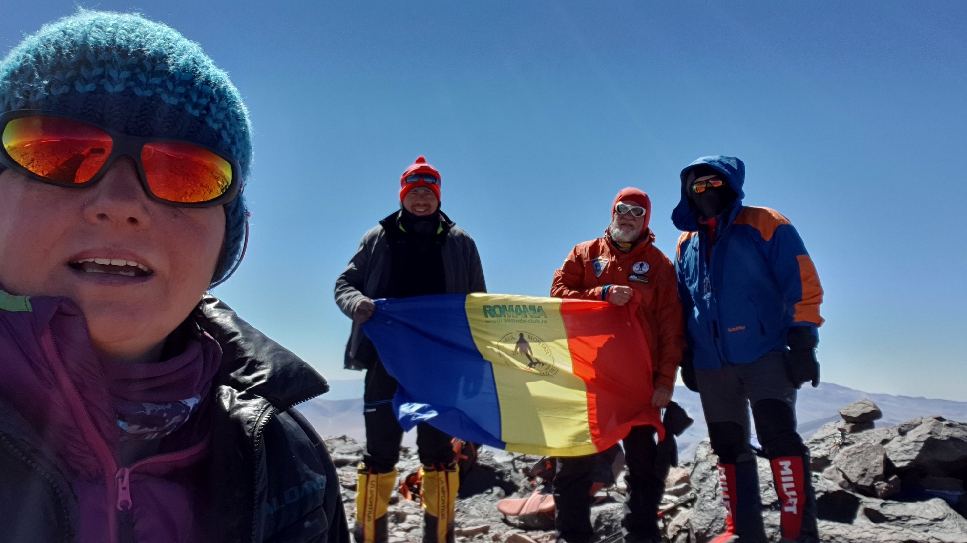 Cinci alpiniști români au atins vârful celui mai înalt vulcan din lume