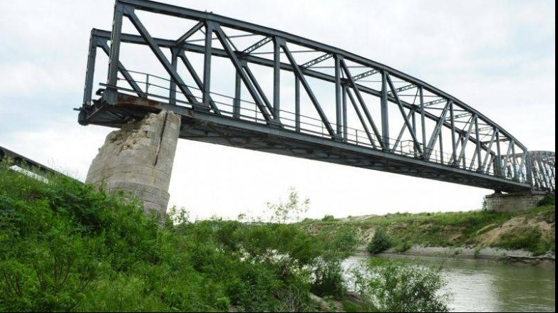 Podul CFR de la Grădiştea este prăbuşit din 2005