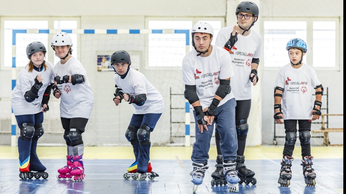 (Sun Plaza) vor aluneca pe role în fața asistenței venite să-i susțină. ”Speciali pe patine – Luăm viteză spre starea de bine” proiect derulat de Special Olympics România începând din luna iulie 2019
