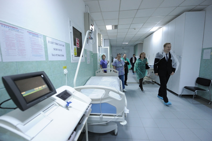 Ministrul Sănătății Victor Costache vizită într-un spital