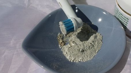 Cum să ne preparăm singuri acasă pastă de dinți mineralizantă