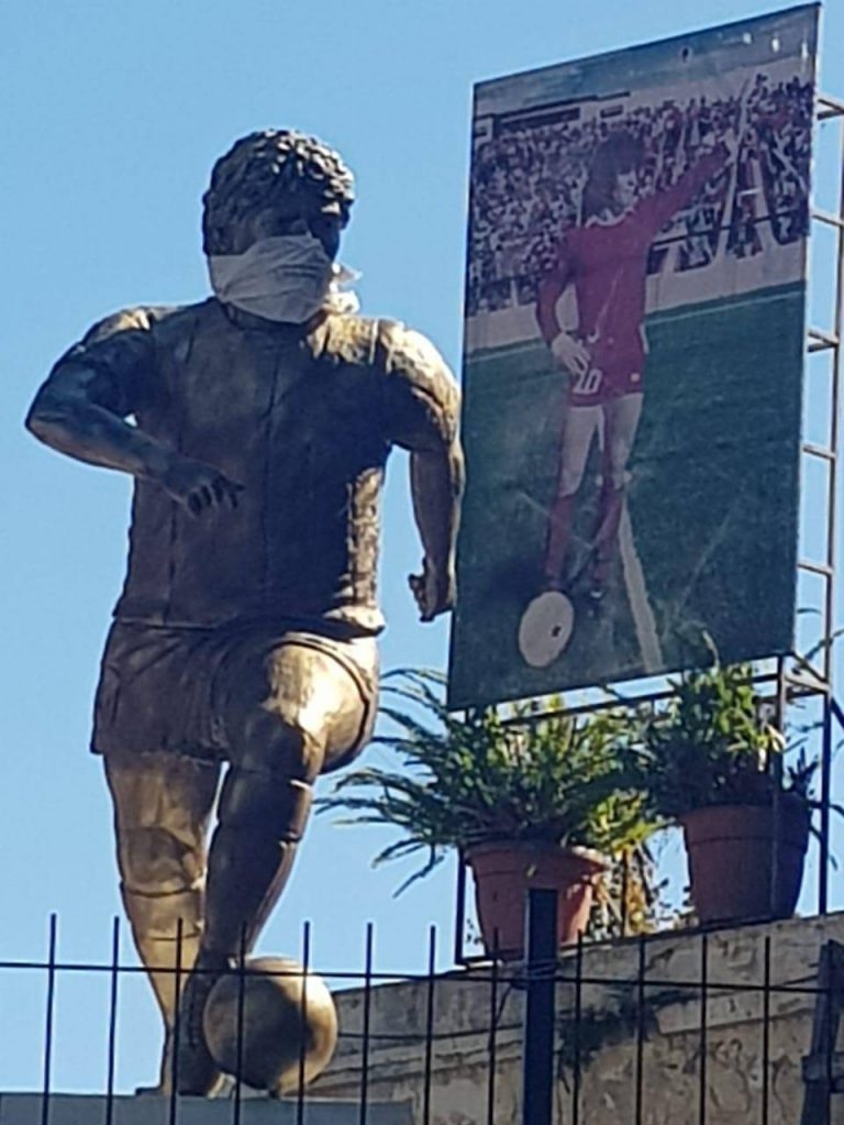 Statuia lui Maradona din Buenos Aires are mască de protecție