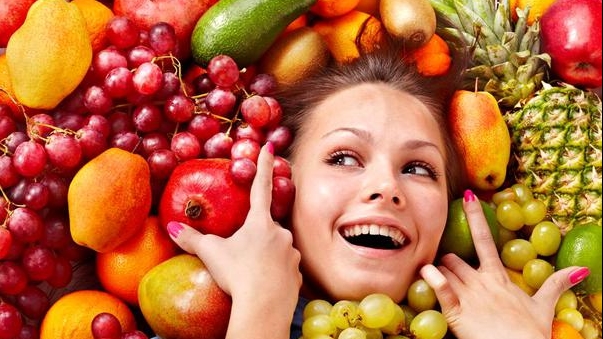 Femeile consumă mai multe fructe