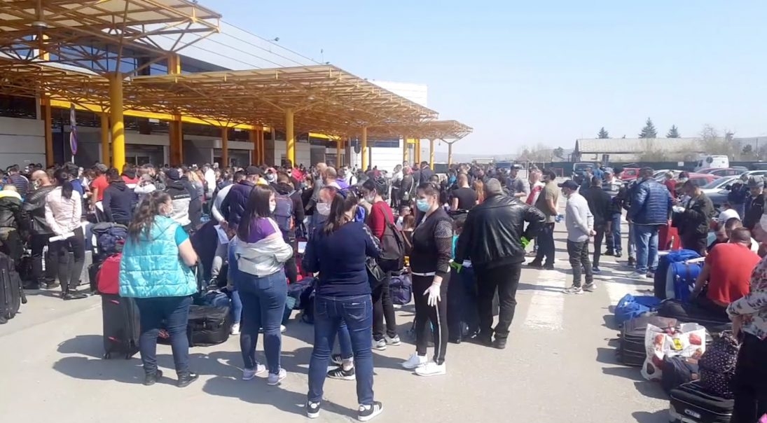 Români pregătiți de plecare pe Aeroportul din Cluj