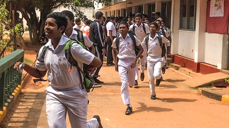Sri Lanka a reînchis școlile