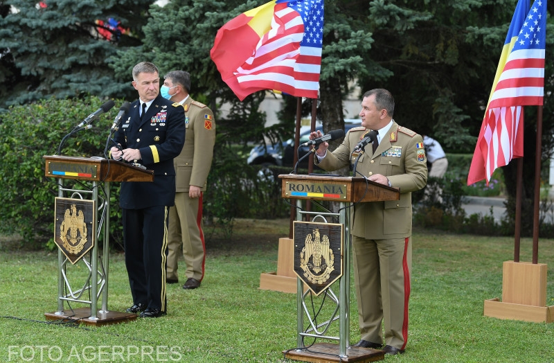 Șeful Forțelor Terestre ale Armatei SUA general James C. McConville și șeful Statului Major al Apărării general-locotenent Daniel Petrescu
