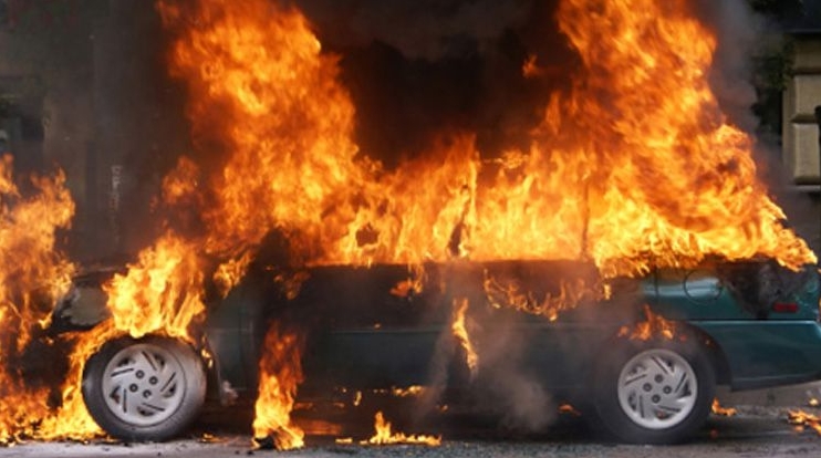 Mașină în flăcări