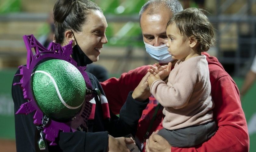 Patricia Țig și Răzvan Sabău alături de fiica lor
