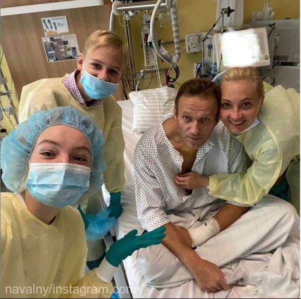 	Navalnîi a postat pe Instagram o fotografie cu el înconjurat de familie