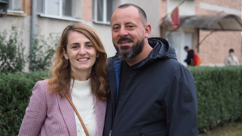 Andreea și Mircea au venit de la Paris doar pentru a vota la lagerile locale