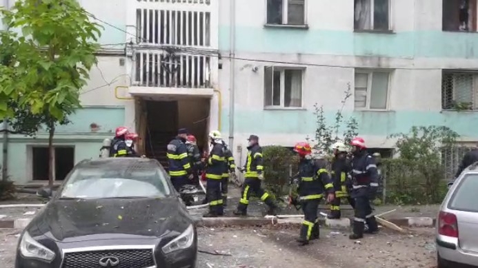 Explozie în bloc. Pompieri