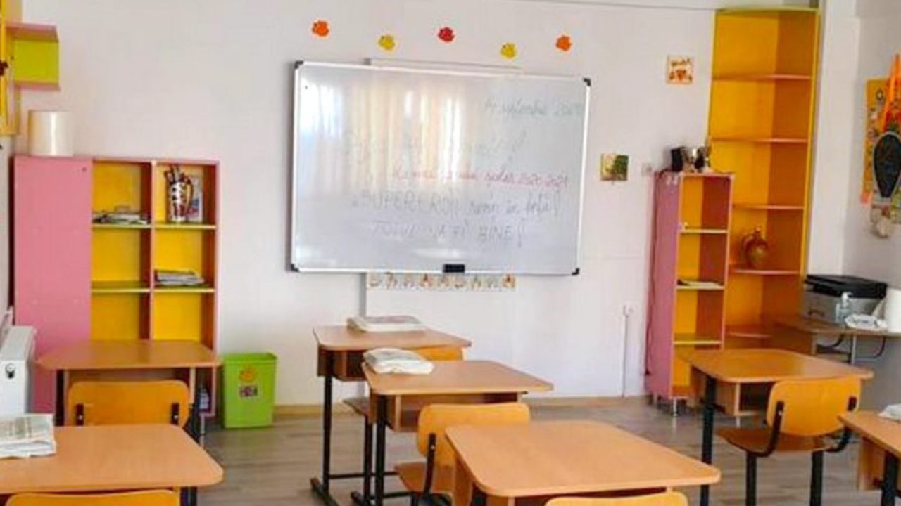 Încă 514 școli din România au trecut în scenariul roșu
