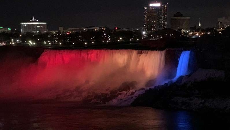 Niagara în culorile tricolorului