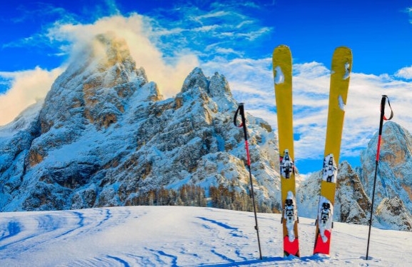 Italia amână deschiderea staţiunilor de schi