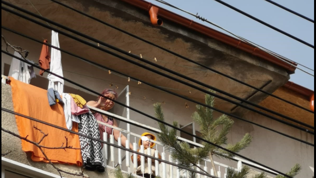 Bunica blocata in balcon