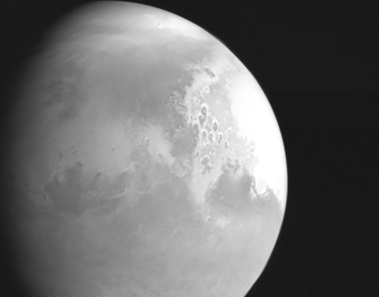 Prima fotografie alb-negru cu planeta Marte trimisă de sonda Tianwen 1
