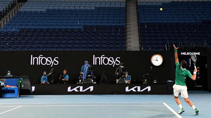 Novak Djokovici pe Rod Laver Arena după evacuarea spectatorilor