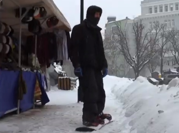 Stradă din Kiev transformată în pârtie de snowboard