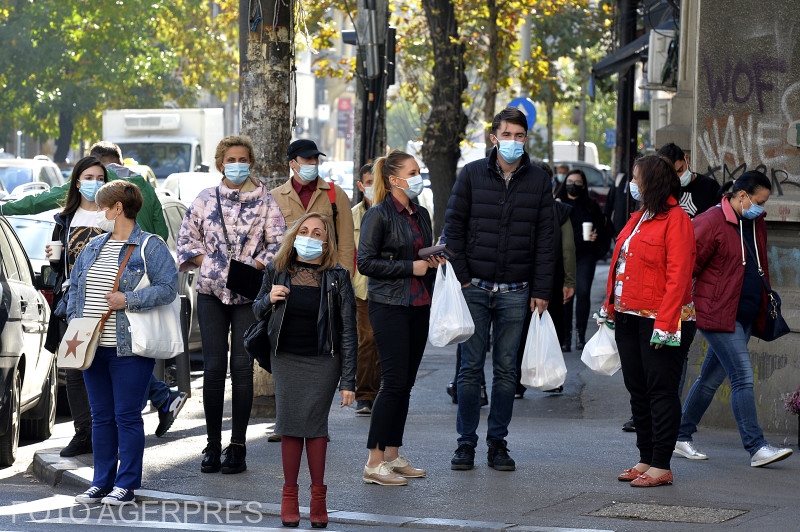 Oameni pe stradă - viața cotidiană București
