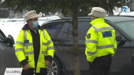 Pandemie. Polițiști cu mască