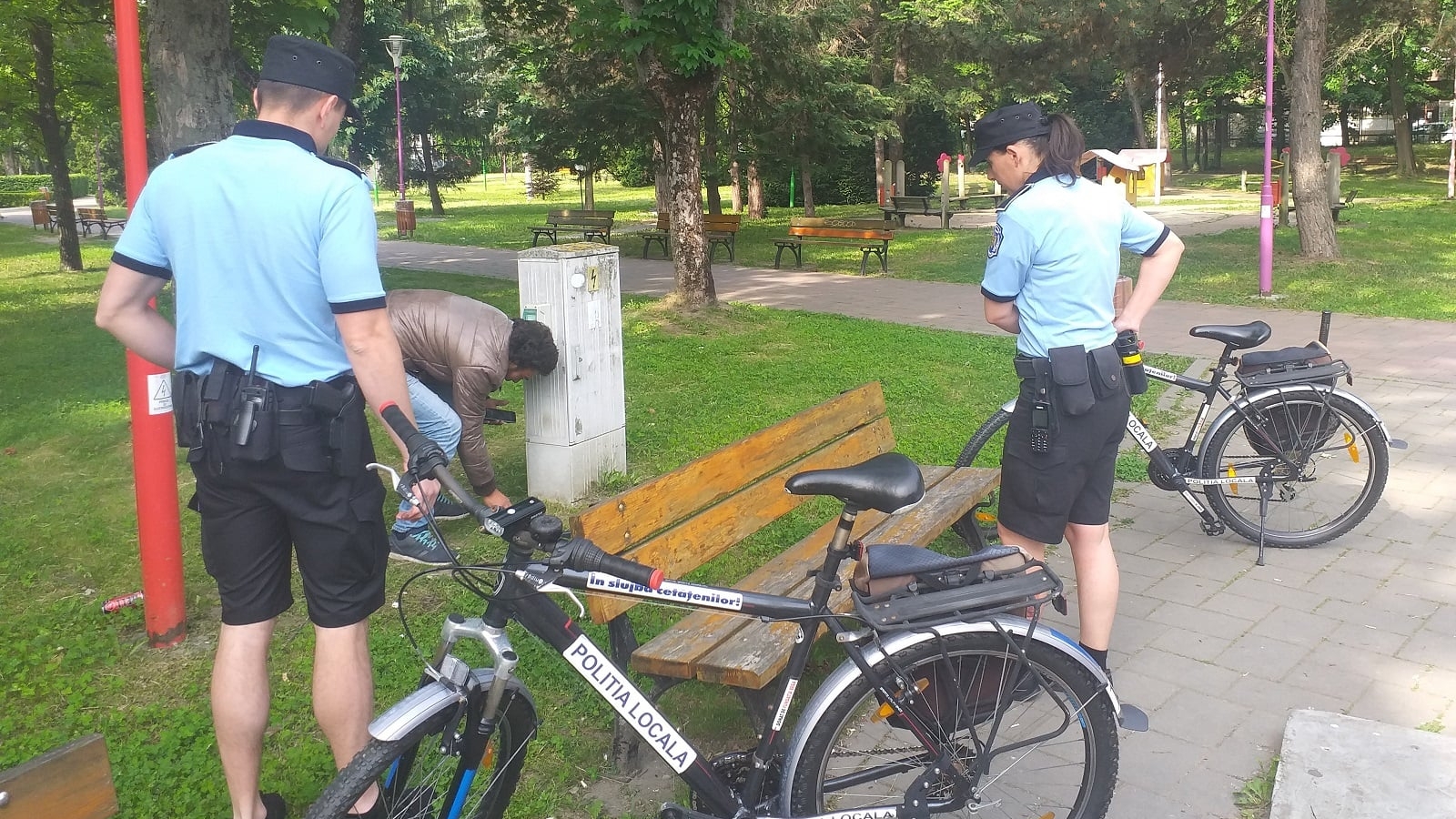 Politisti locali in patrulare pe biciclete