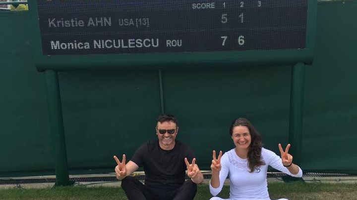 Monica Niculescu fericită după meci alături de antrenorul ei Călin Ciorbagiu