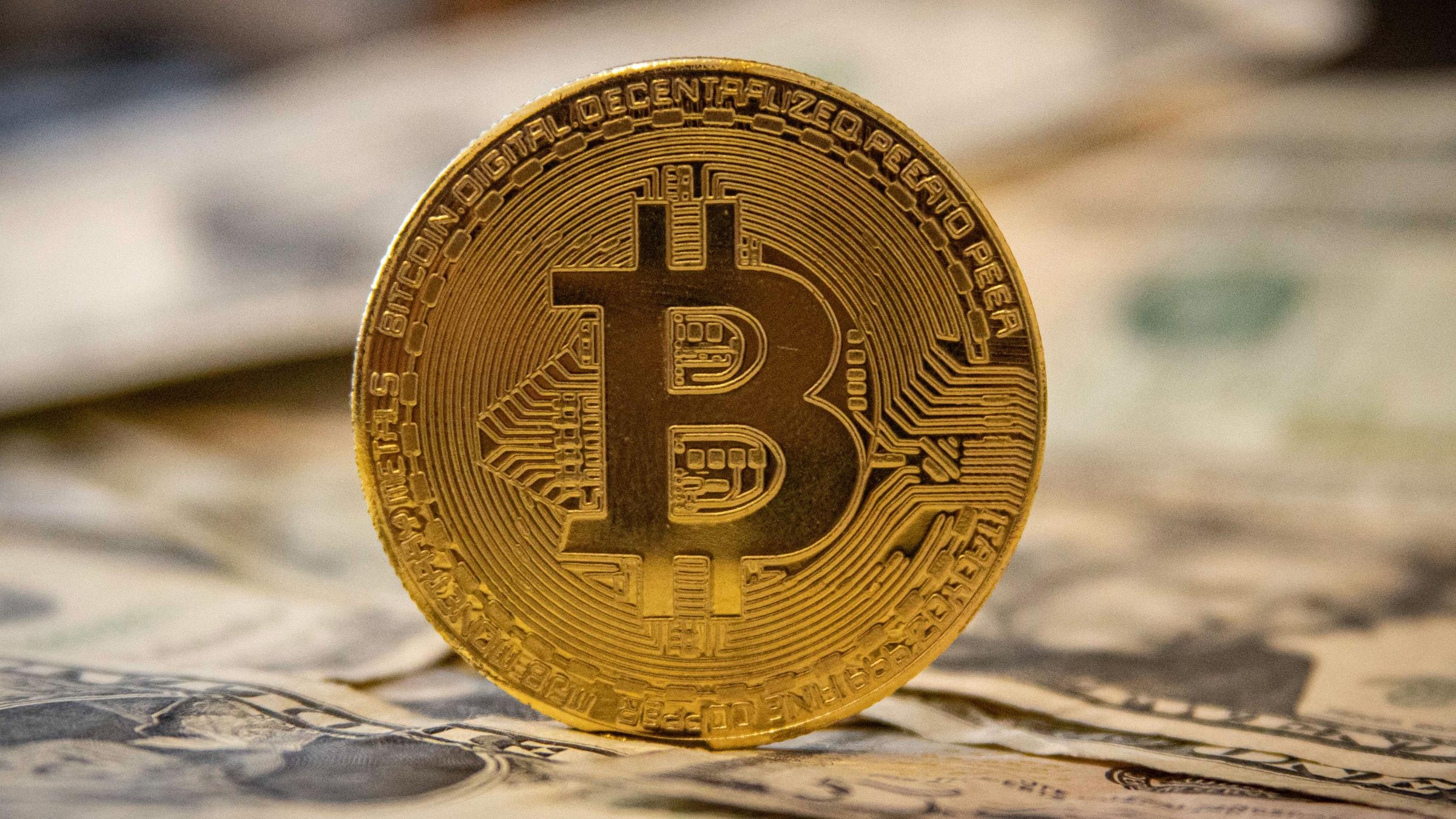 Bitcoin revine sub 30.000 de dolari cea mai scăzută valoare din ultimele cinci luni
