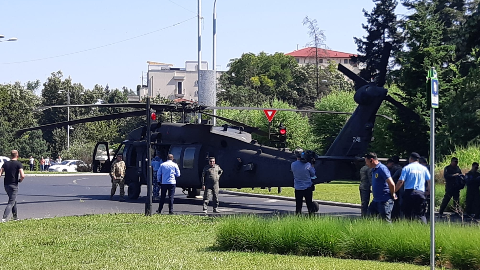 Un elicopter american a dărâmat mai multi stâlpi pe Bulevardul Aviatorilor