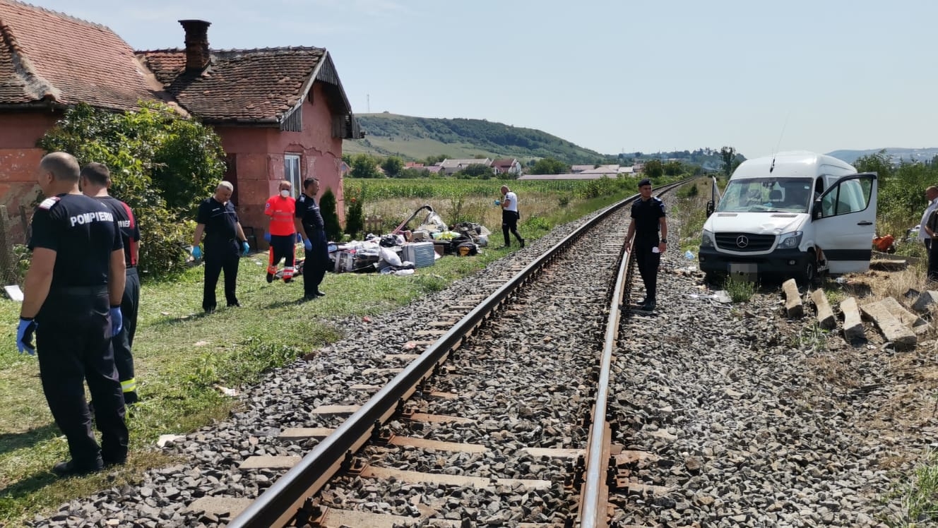 Opt persoane rănite după ce un microbuz a fost lovit de un tren la Urişor (Cluj)