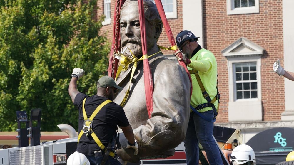 Statuia lui Robert E. Lee dată jos