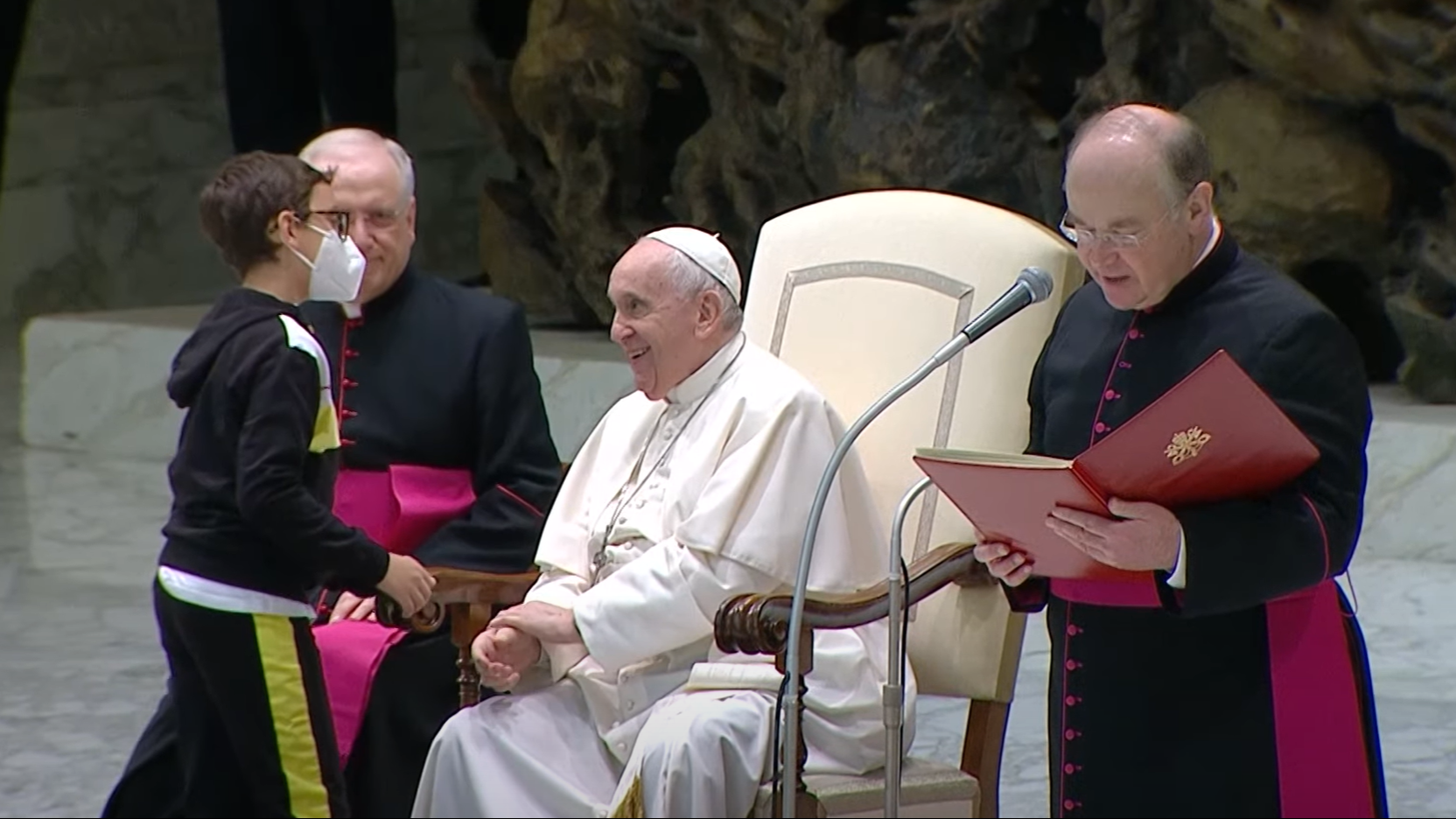 Un băieţel insistent a atras toate privirile în timpul audienţei săptămânale a papei Francisc