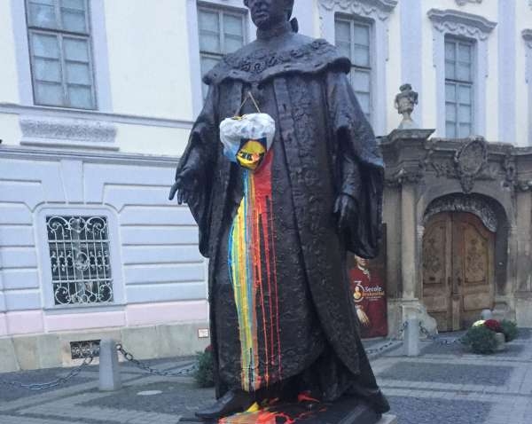 Statuia lui Brukenthal vopsită parţial în culorile tricolorului