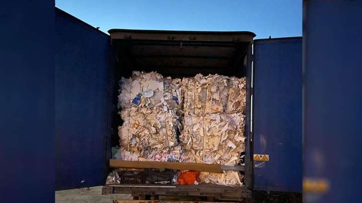 Transport de peste 22 de tone de deşeuri din hârtie oprit la PTF Giurgiu