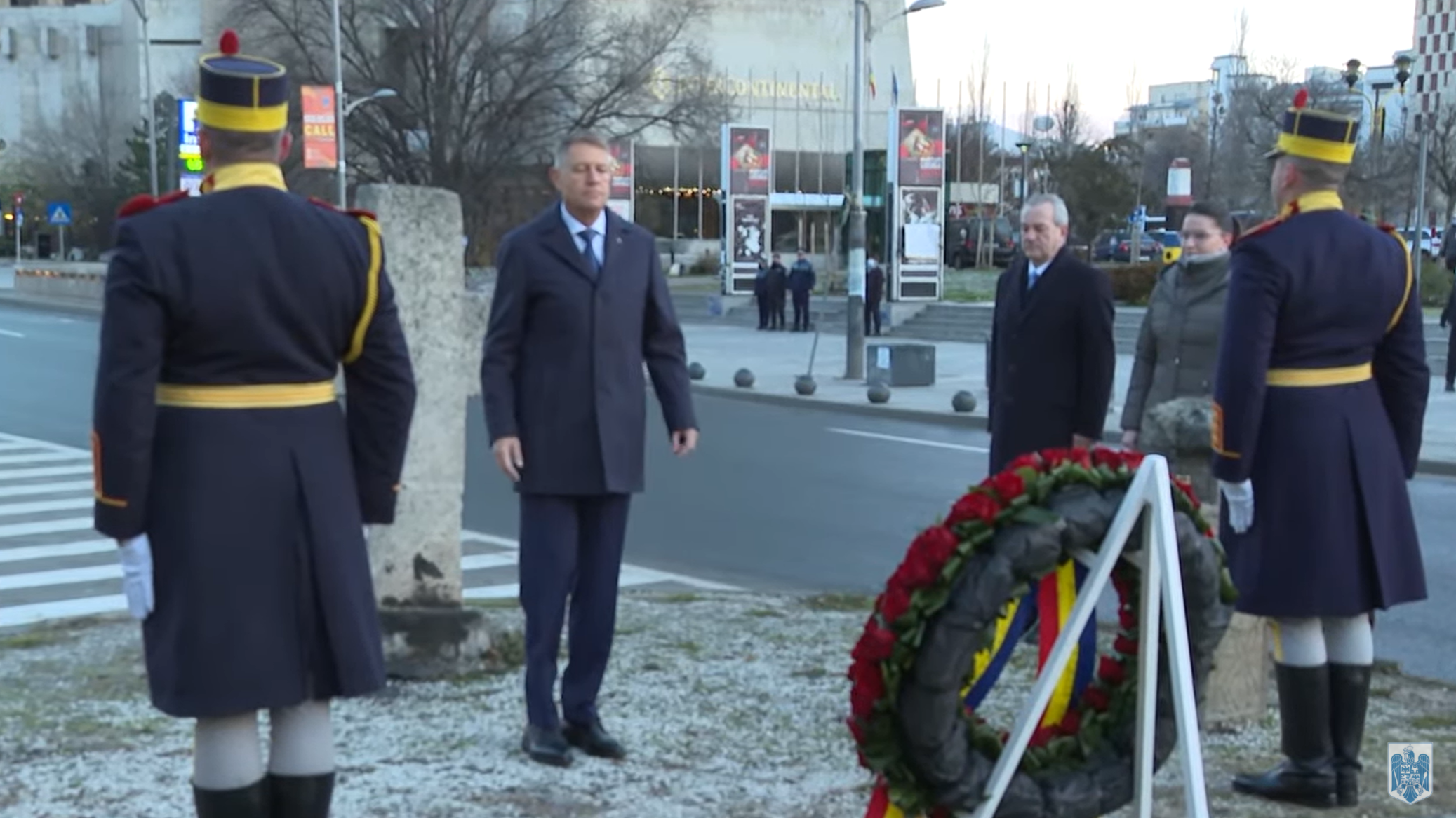 KLaus Iohannis depune o coroana la Troita de la Piața Universității