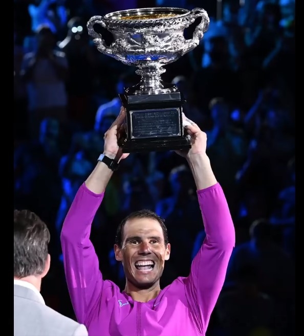 Rafael Nadal cu trofeul major 21. Australian Open 2022