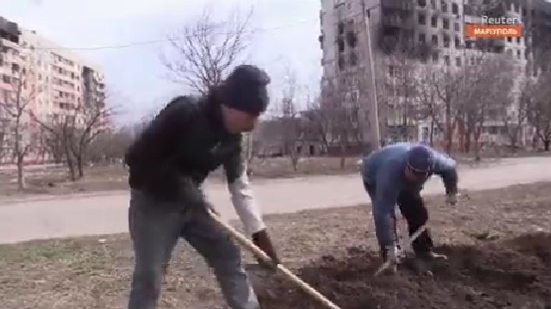 Război în Ucraina. Morminte săpate in apropierea locuintelor
