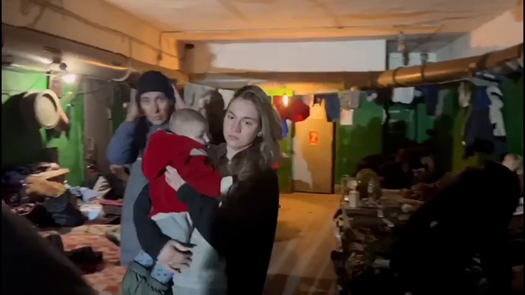 Femei si copii adăpostiţi in subsolul fabricii din Mariupol