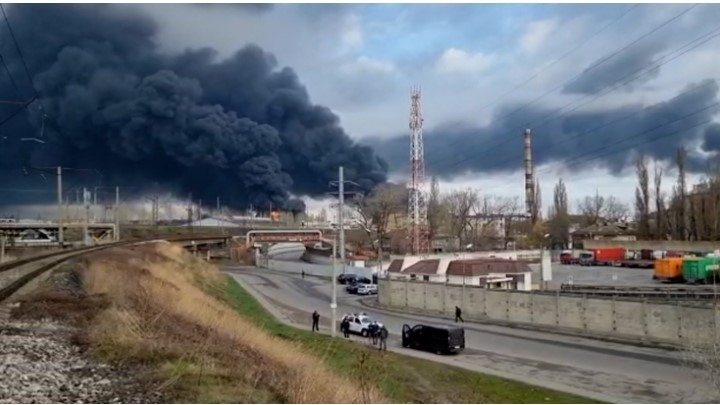 Razboi in Ucraina. Depozit de combustibil in flacari la Odesa