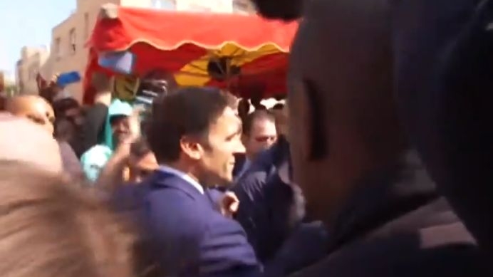 Emmanuel Macron în piața din Cergy