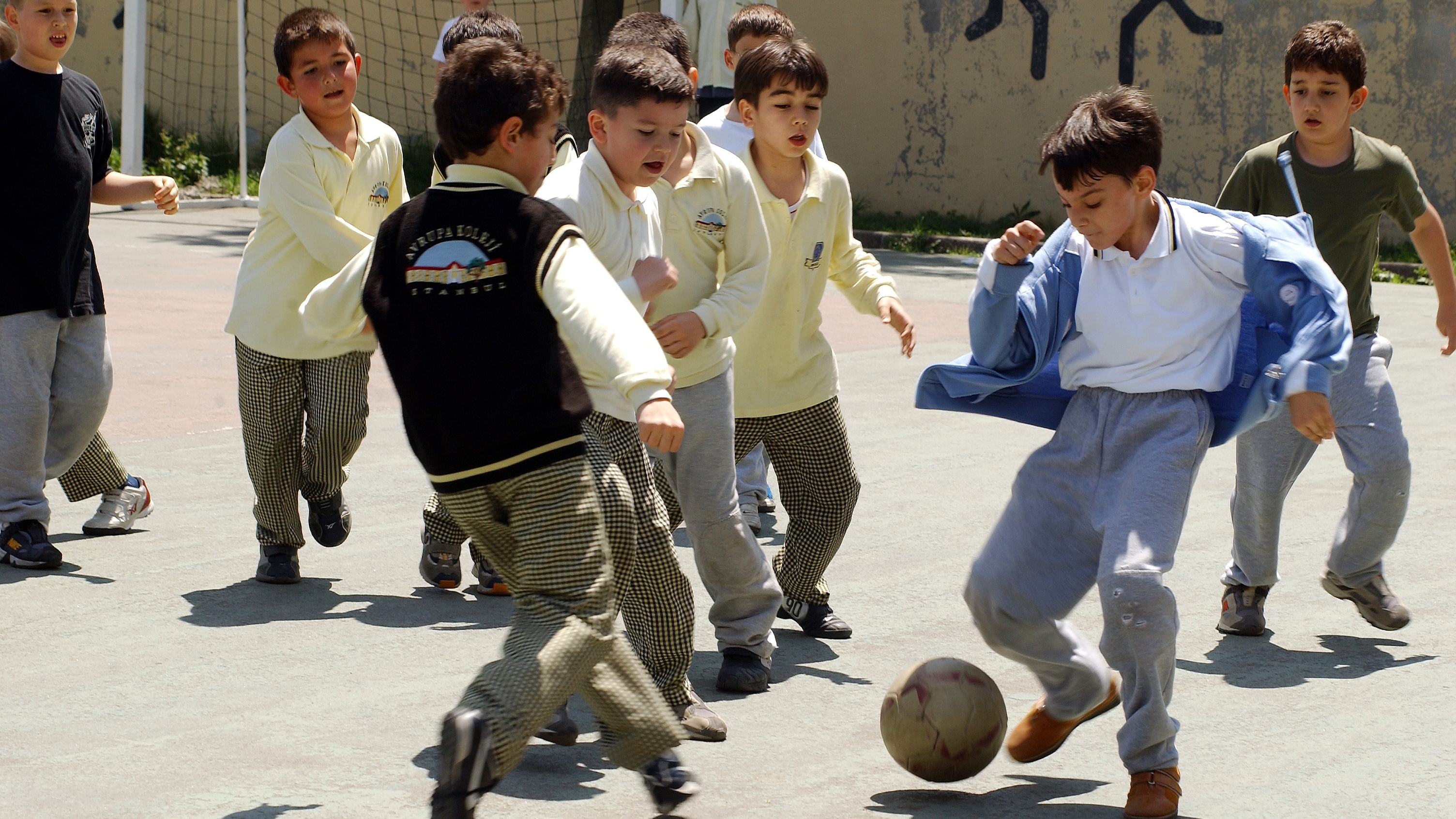 Fotbal în curtea școlii