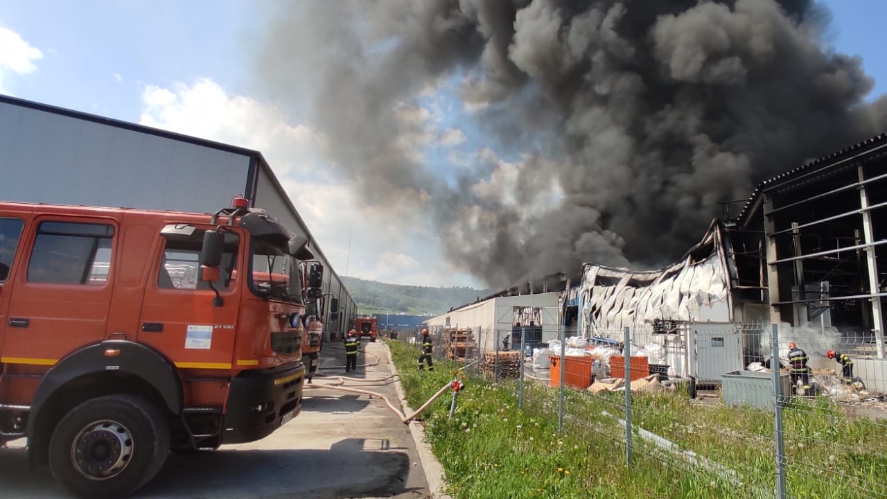 Incendiu de amploare la hala unui producător ce cauciucuri din Dej