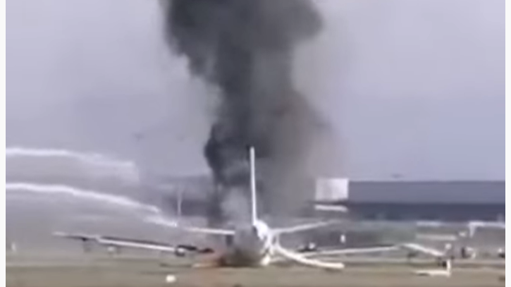 Un avion din China a luat foc