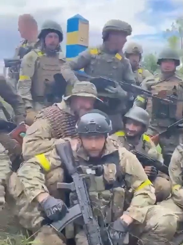 Soldați ucraineni la granița cu Rusia în regiunea Harkov