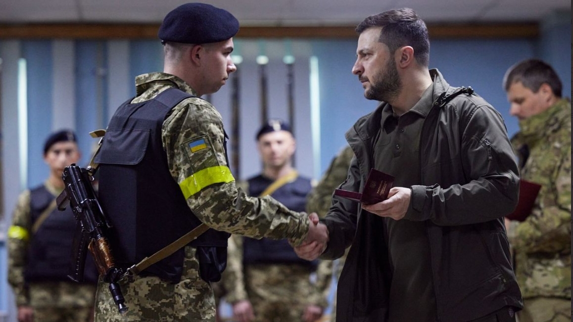 Volodimir Zelenski a vizitat trupe din Harkov