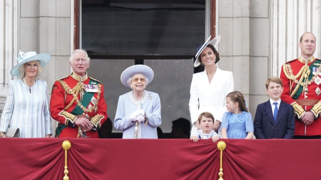 Familia Regală britanică pe balcon la Trooping the Colours