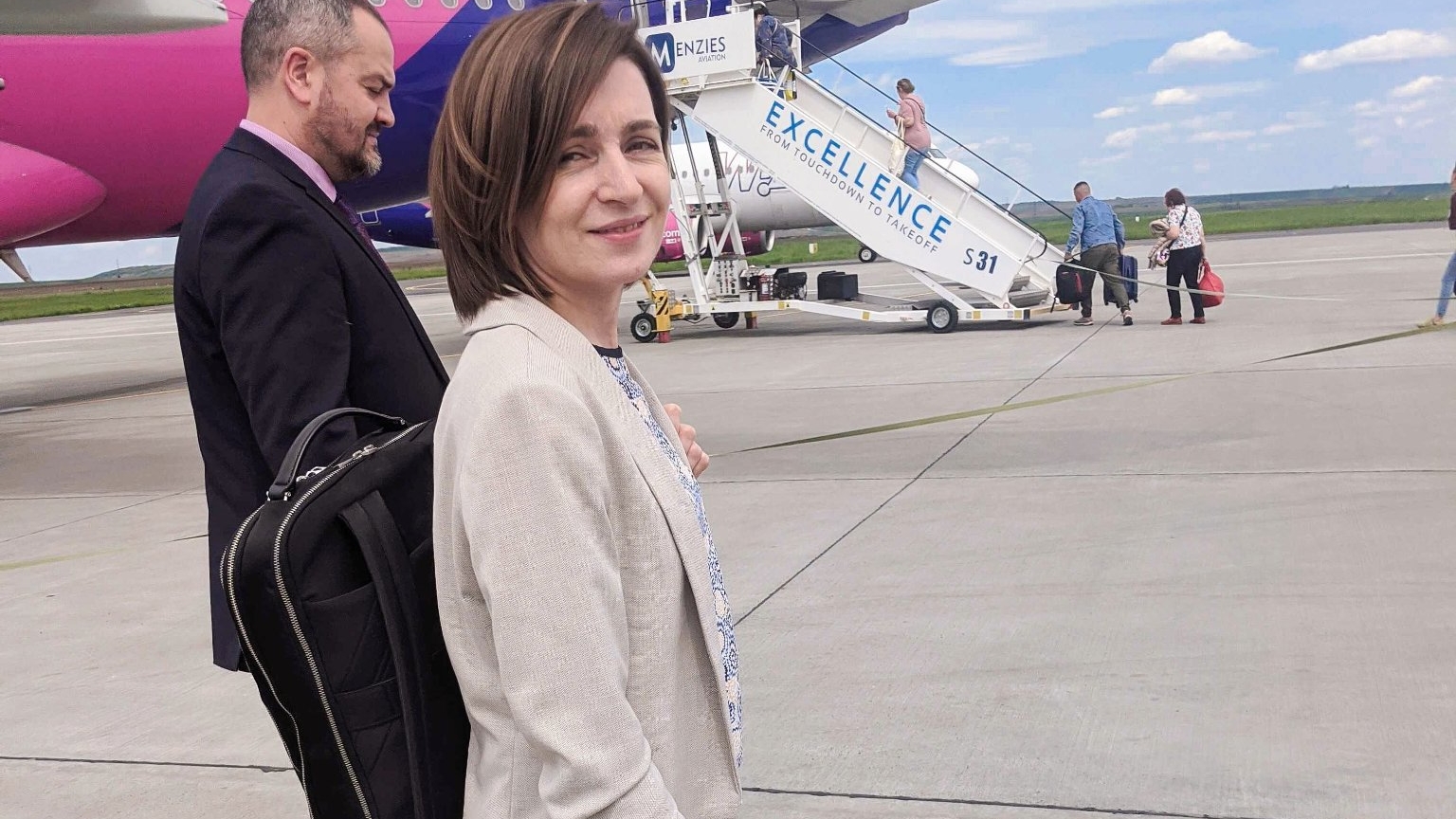 Maia Sandu președinte Moldova pe aeroport