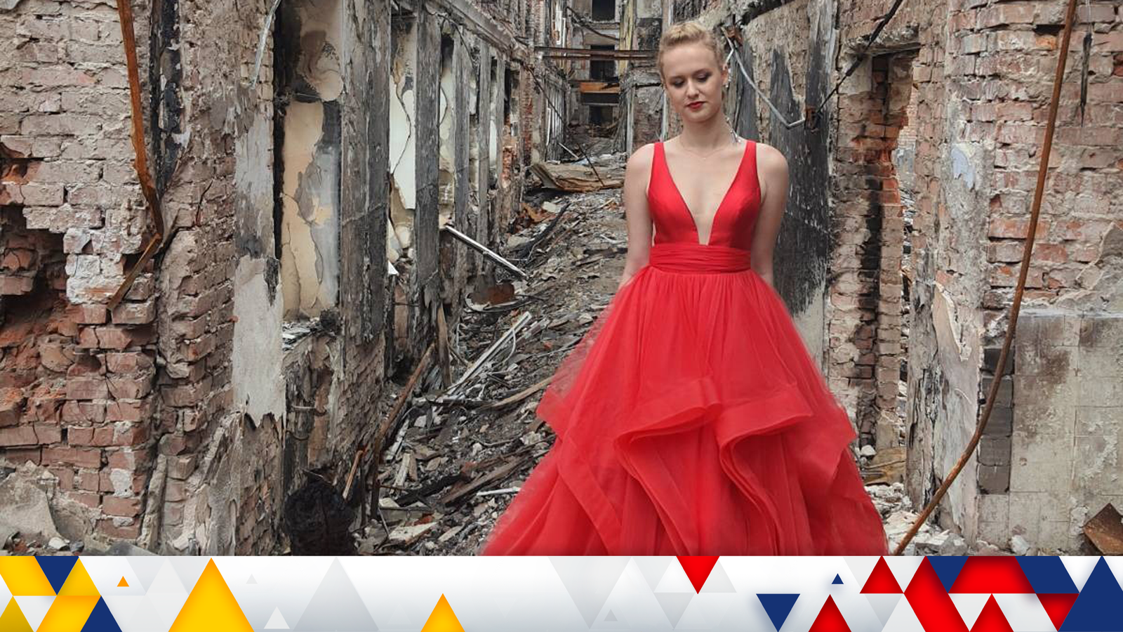 O adolescentă din Harkov s-a fotografiat în rochia de bal pe care nu a mai apucat să o poarte